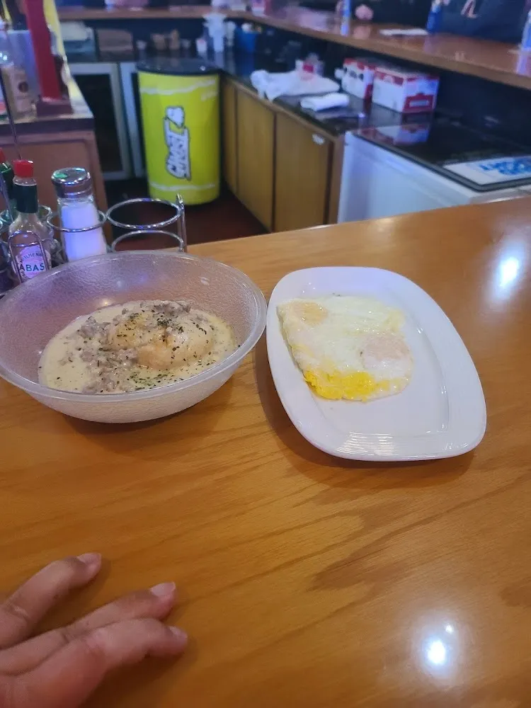 Biscuits & Gravy w Eggs